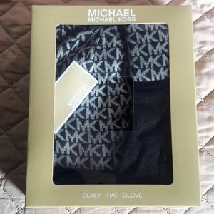 Michael Kors set  scarf/hat/gloves
